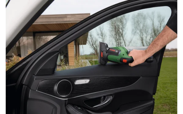 La petite tête passe sur les vitres de la voiture.