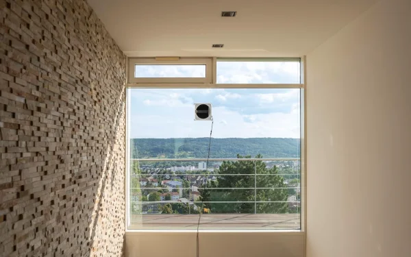 Une baie de séjour : le terrain de jeu des robots lave-vitres.