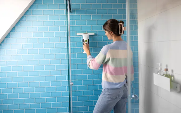 Sur la faïence de la douche.