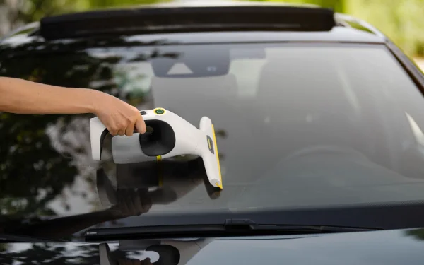 Sur le pare-brise : les vitres oui, la carrosserie jamais.