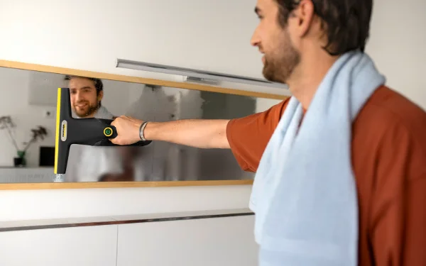 Sur le miroir de la salle de bains, juste après la douche.