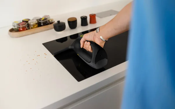 Sur une plaque de cuisson éteinte et froide.