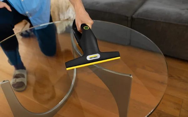Usage à 360° : le WV 2 aspire aussi à plat, ici sur une table basse en verre.