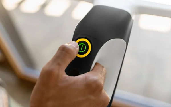 Un voyant de batterie entoure le bouton.