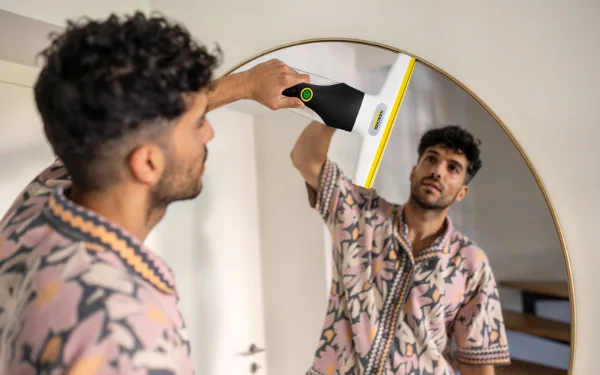 Sur le miroir de la salle de bains.