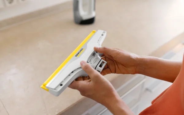 La lèvre en silicone se retire à la main.