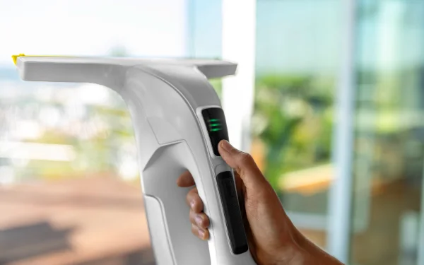 Trois LED indiquent la charge restante.