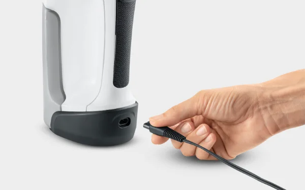 La recharge prend 2 h 50 avec le chargeur fourni.