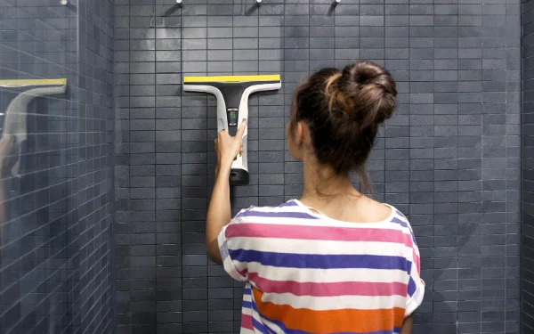 Sur la faïence d'une douche.
