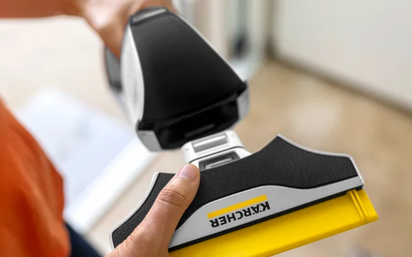 La buse fine de 17 cm : indispensable pour les petits carreaux.