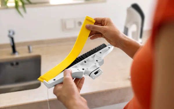La lèvre en silicone se retire à la main.